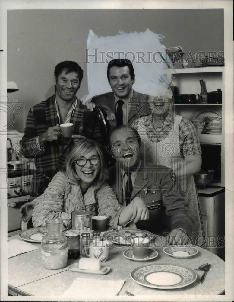 1973 Press Photo Wynn Irwin, Jack Knight &amp; others in NBC TV&#39;s Lotsa Luck - Historic Images