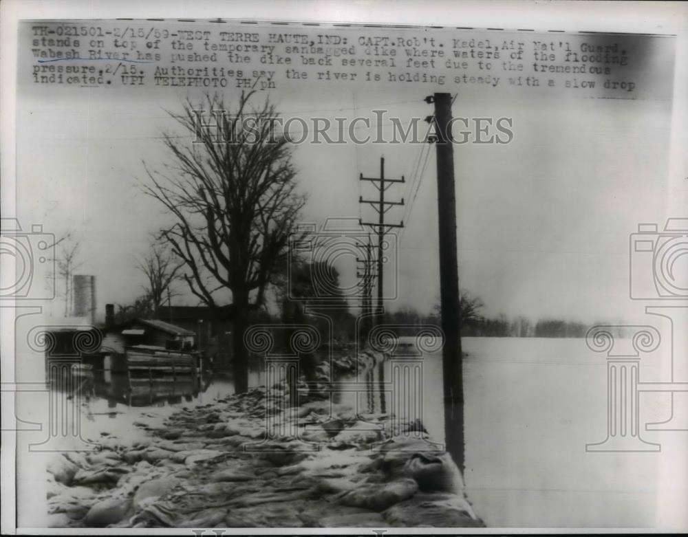 1959 Press Photo Capt. Robert Kadel Standa Atop Temp Sandbag Dike, Wabesh River - Historic Images