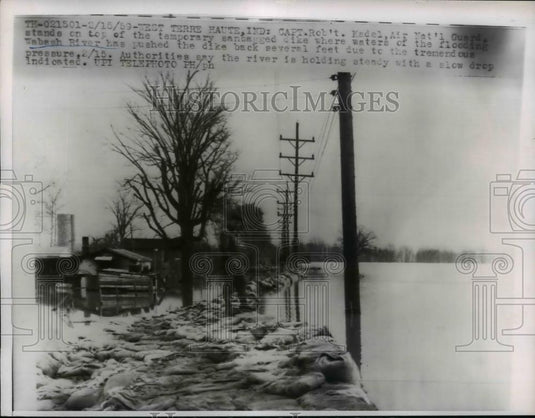 1959 Press Photo Capt. Robert Kadel Standa Atop Temp Sandbag Dike, Wabesh River - Historic Images