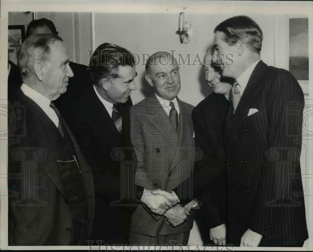 1938 Press Photo Anthony Eden of Great Britain Greeted by President's Cabinet - Historic Images