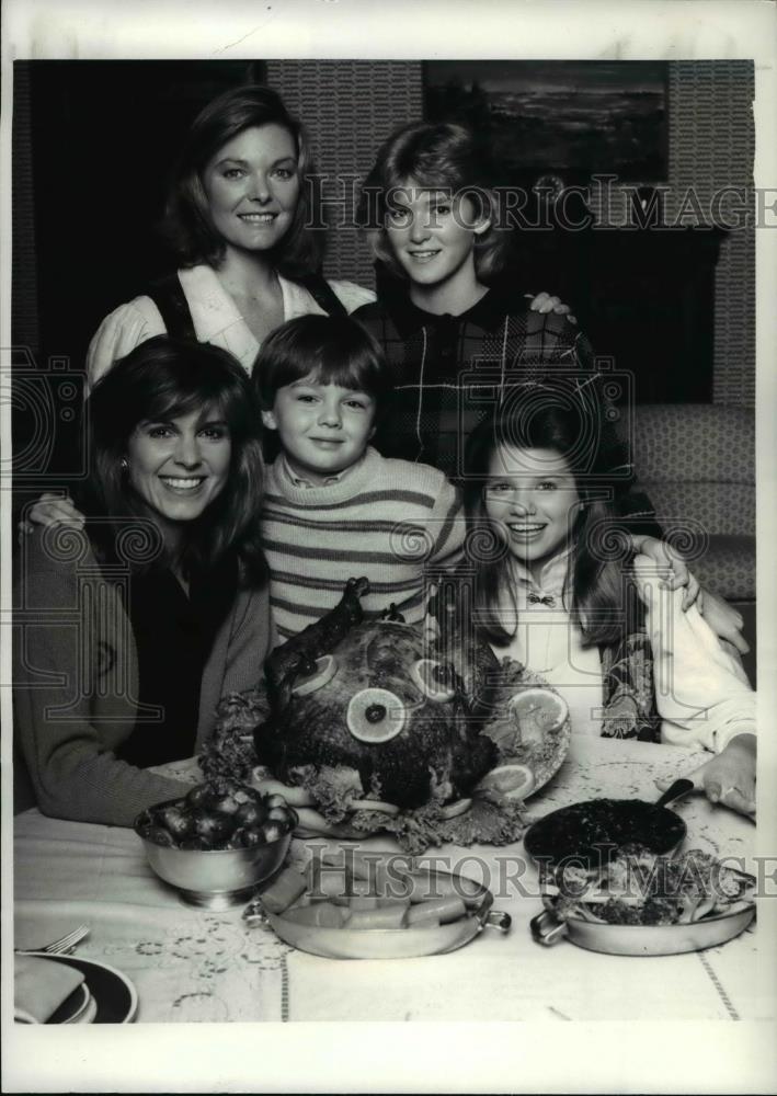 Press Photo Frederick Koehler, Susan Saint James & others in Kate & Allie - Historic Images