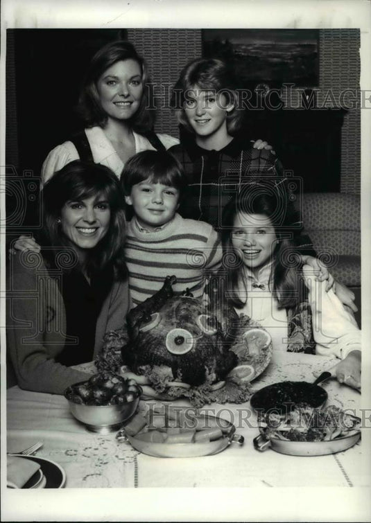 Press Photo Frederick Koehler, Susan Saint James & others in Kate & Allie - Historic Images