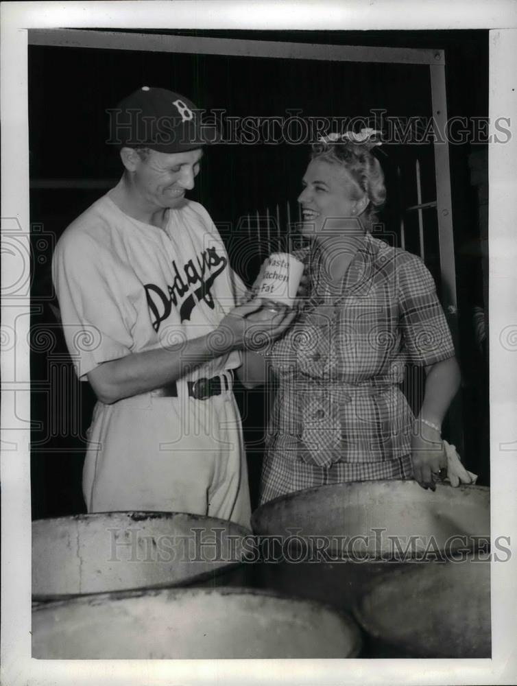 1943 Press Photo Dodgers&#39; Dixie Walker and City Councilwoman Mrs. Rita Casey - Historic Images