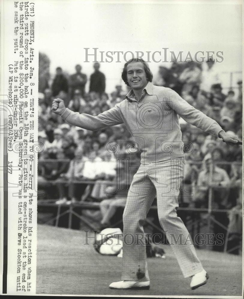 1977 Press Photo Golf- Jerry Pates reaction when birdie putt dops into hole - Historic Images