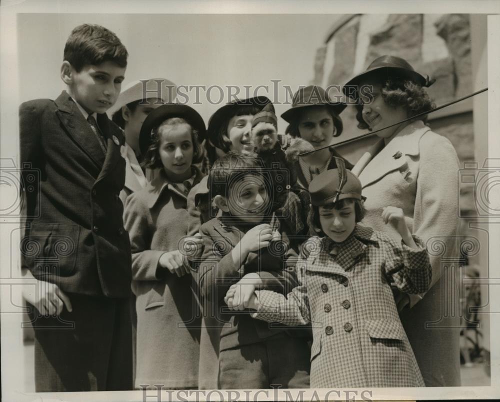 1939 Press Photo New Your Monkey joins blind children at Worlds Fair NYC - Historic Images