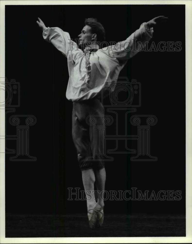 1998 Press Photo Douglas Johnson of Ohio Ballet performing in &quot;Cascade&quot; - Historic Images