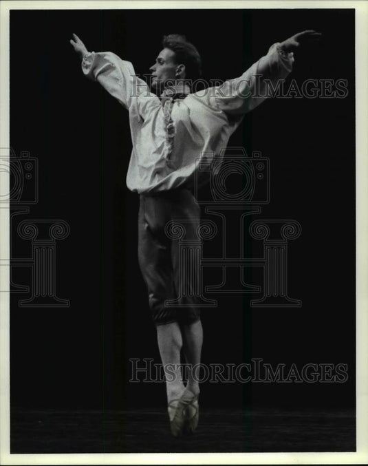 1998 Press Photo Douglas Johnson of Ohio Ballet performing in "Cascade" - Historic Images