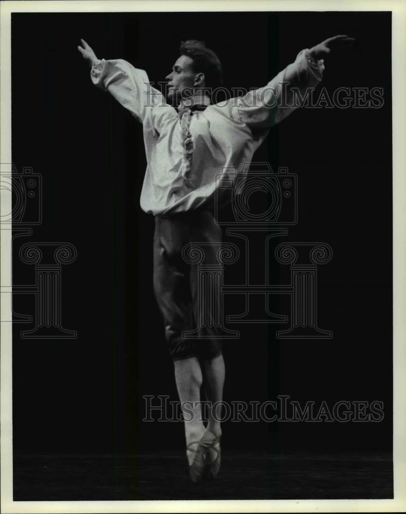 1998 Press Photo Douglas Johnson performs in Ohio Ballet, &quot;Cascade&quot; - cvb15372 - Historic Images