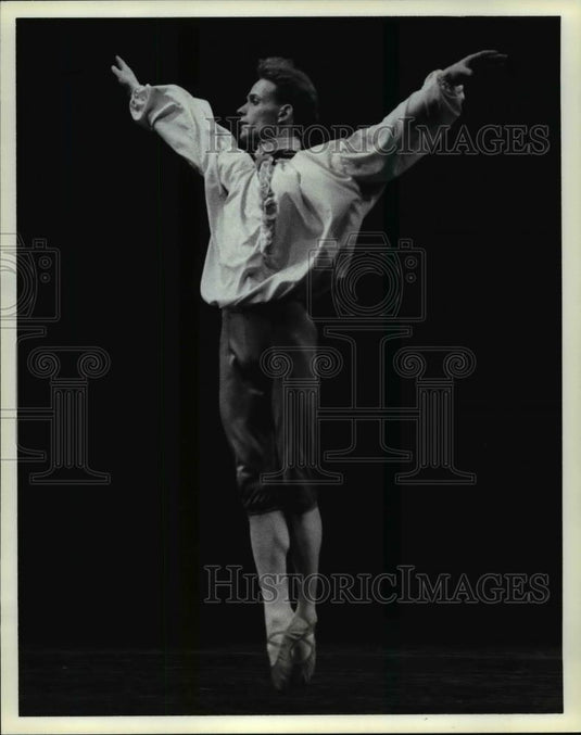 1998 Press Photo Douglas Johnson performs in Ohio Ballet, "Cascade" - cvb15372 - Historic Images