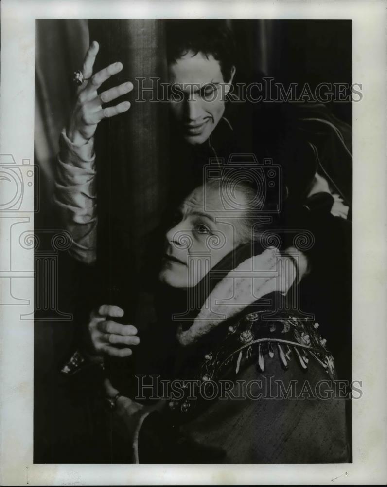 1967 Press Photo Robert Pastine as the King of France in play Henry V - Historic Images