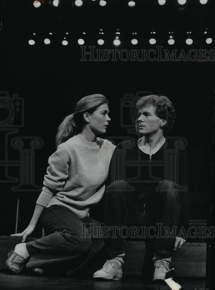 1976 Press Photo Roxanne Hart and Keith McDermott in production of &quot;Equus&quot; - Historic Images