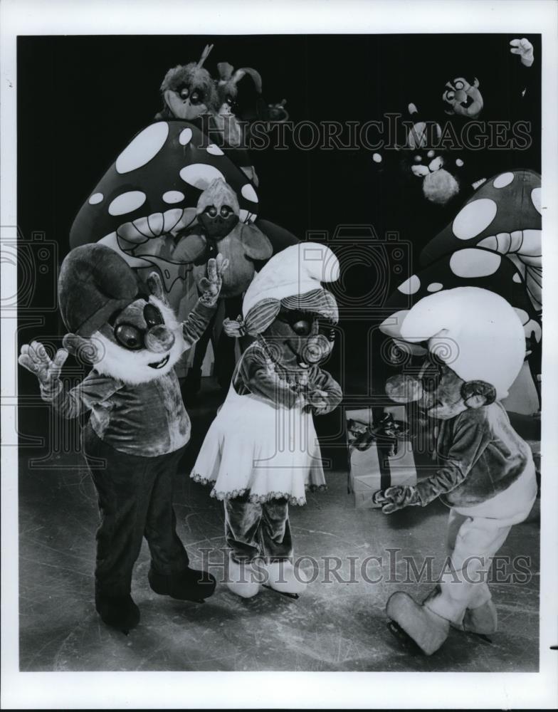 1982 Press Photo The Smurfs Make Debut Performance Starring Ice Capades - Historic Images