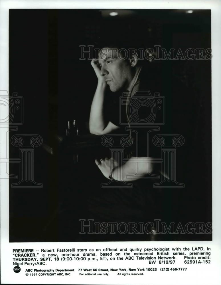 1997 Press Photo Robert Pastorelli as a psychologist in Cracker - cvp54996 - Historic Images