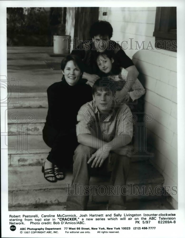 1997 Press Photo Caroline McCormick and Josh Hartnett in Cracker - cvp54997 - Historic Images