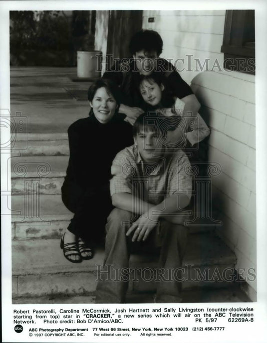 1997 Press Photo Caroline McCormick and Josh Hartnett in Cracker - cvp54997 - Historic Images