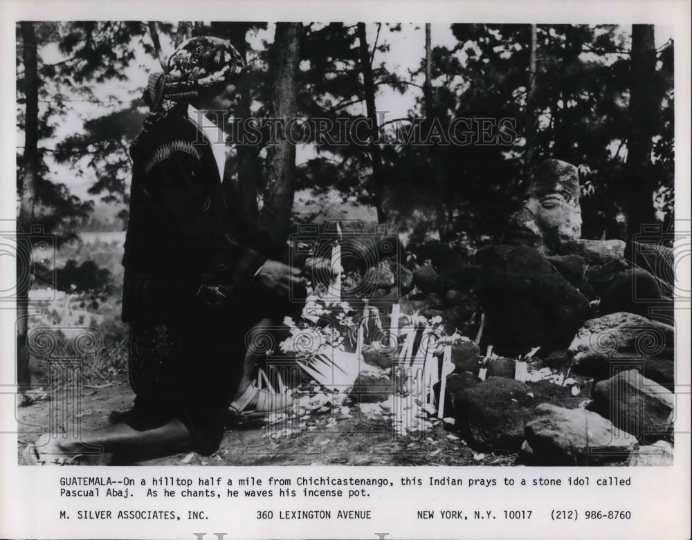 1980 Press Photo An Indian praying to a stone idol near Chichicastenango - Historic Images