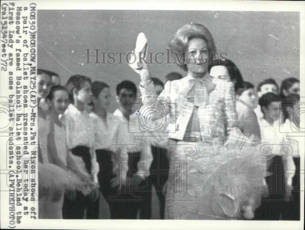 1972 Press Photo Mrs. Pat Nixon shows off Ballet Shoes at Moscow Bolshei ballet. - Historic Images