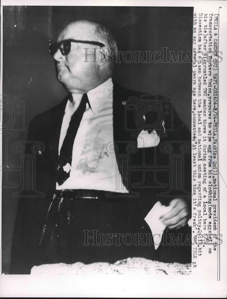 1960 Press Photo Nat&#39;l union pres. harangued by unioners. Wipes egg from clothes - Historic Images