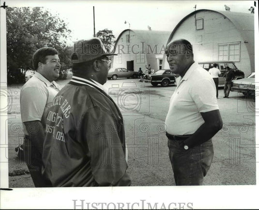1988 Press Photo Workers talking over contract propoal - cva66840 - Historic Images