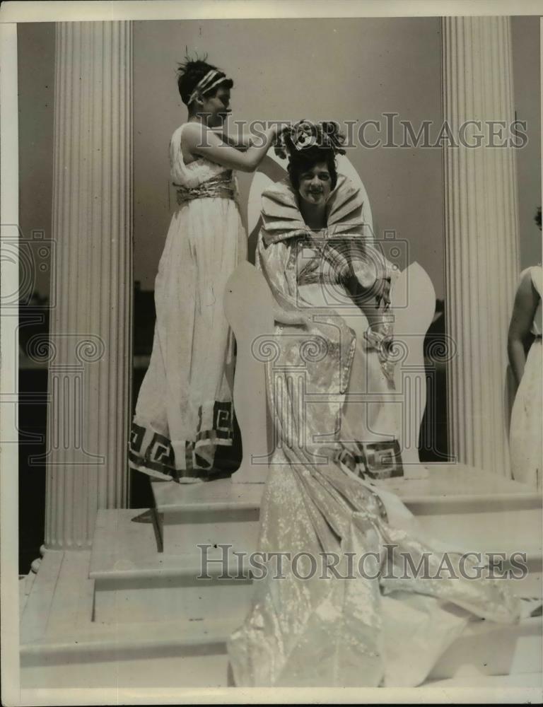 1930 Press Photo Nina Hastings of PA Crowning Catherine Bender Queen of May - Historic Images