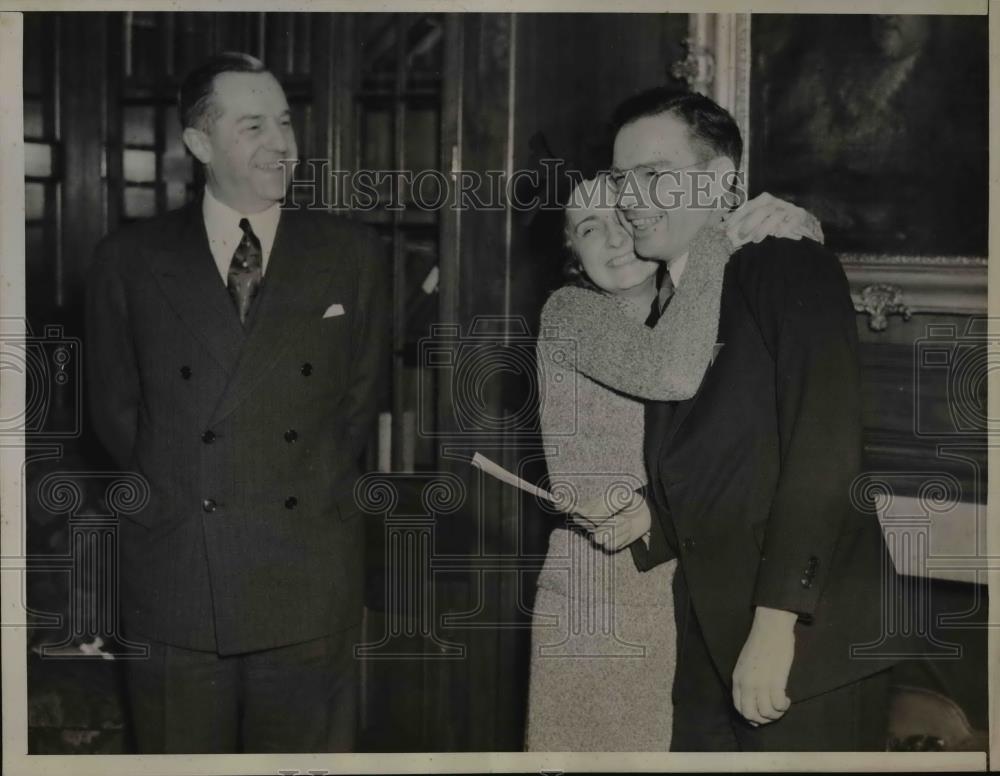 1938 Press Photo Mrs Samuel Monroe Sant Jr Gives Husband Hug As He Holds Prize - Historic Images