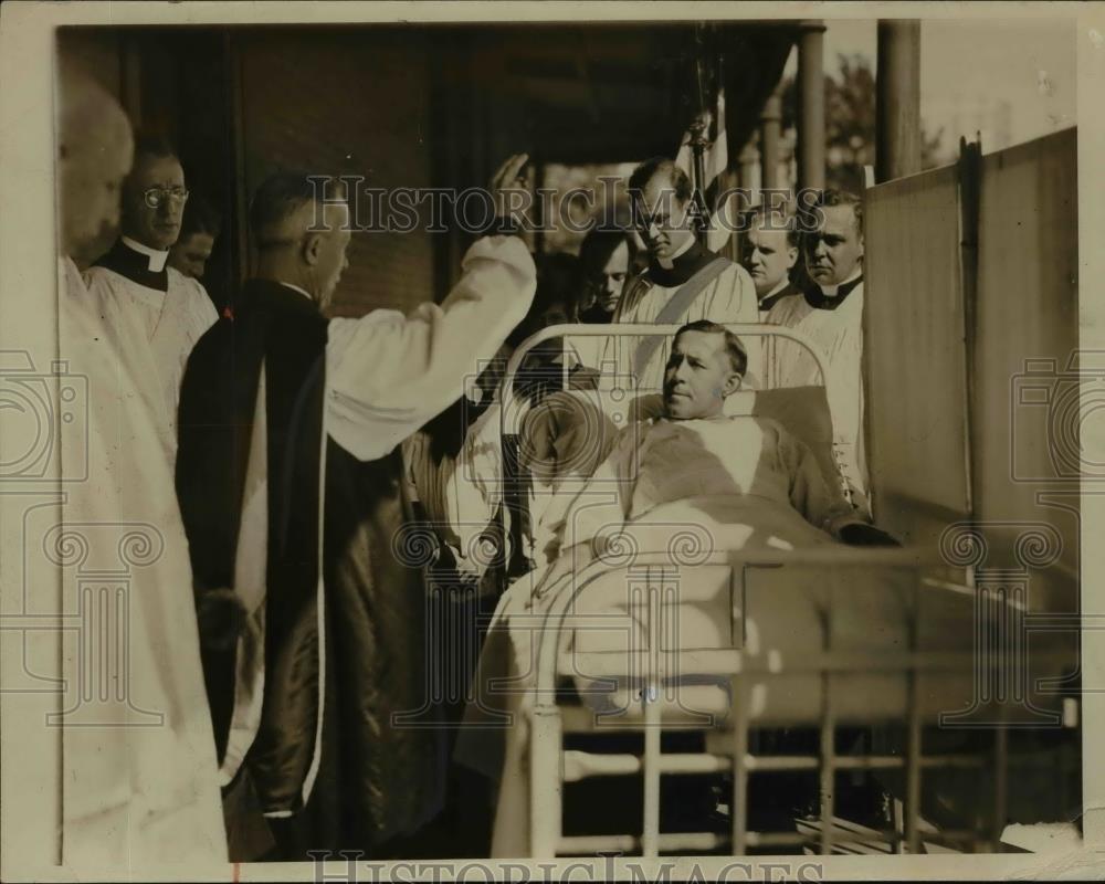 1933 Press Photo Bishop William T. Manning blessing Patients at Welfare Island - Historic Images