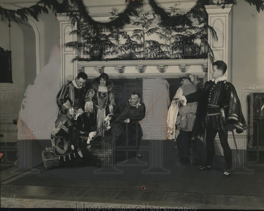 1933 Press Photo Townsfolk of Victoria stage 16th century Christmas celebration - Historic Images