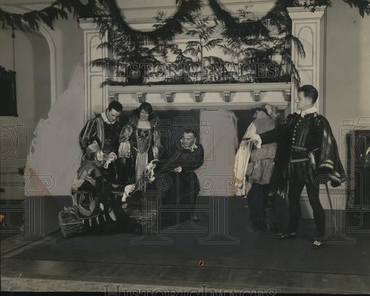 1933 Press Photo Townsfolk of Victoria stage 16th century Christmas celebration - Historic Images