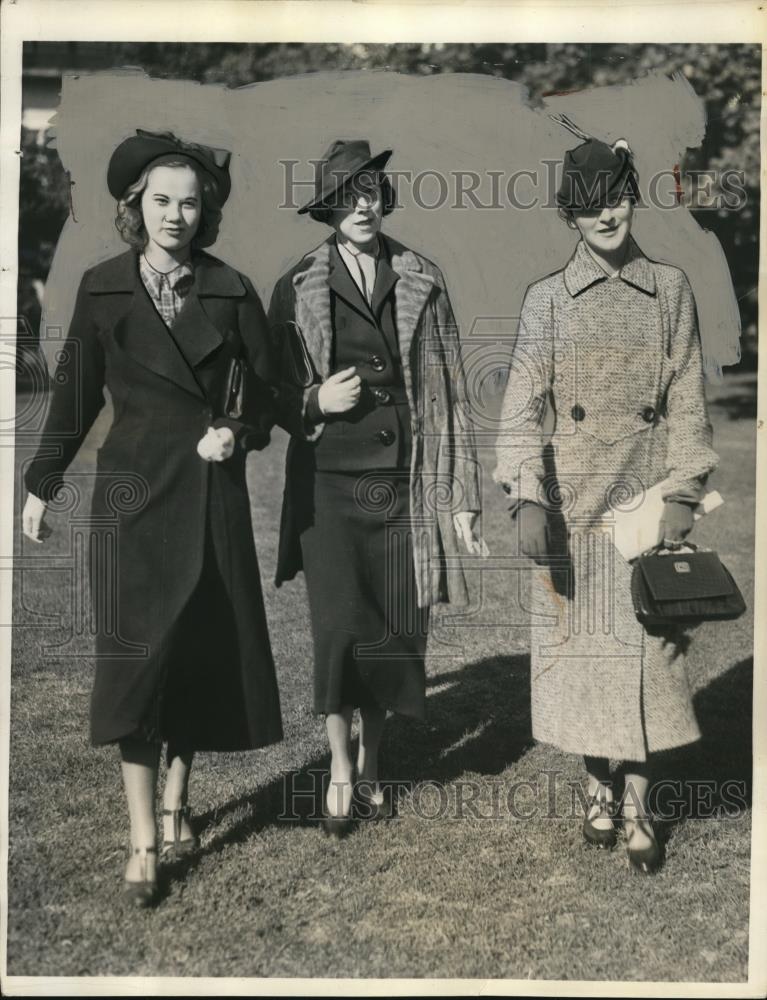 1935 Press Photo Vivian Dixon, Mrs. George Dixon, Mrs. A.c. Schwartz at Belmont - Historic Images