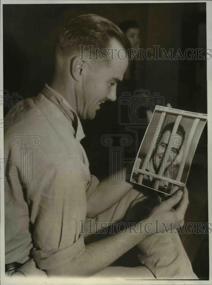 1931 Press Photo Don Moyle w Photo of Himself in Jail - nef45397 - Historic Images