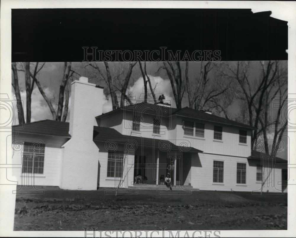 1939 Press Photo Monaei Lindley Groves Peterson on Steps of new Home - nef47338 - Historic Images