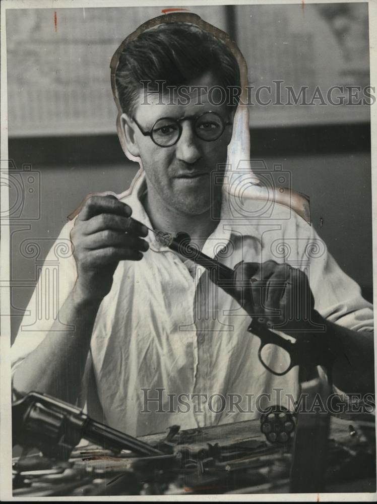 1932 Press Photo Wilbur Cameron MacKenzie Cleaning Guns @ Central Police Station - Historic Images