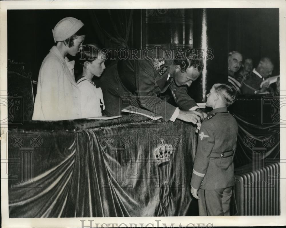 1937 Press Photo King Leopold III Awarding Jean Mistiaen for heroism, Belgium - Historic Images