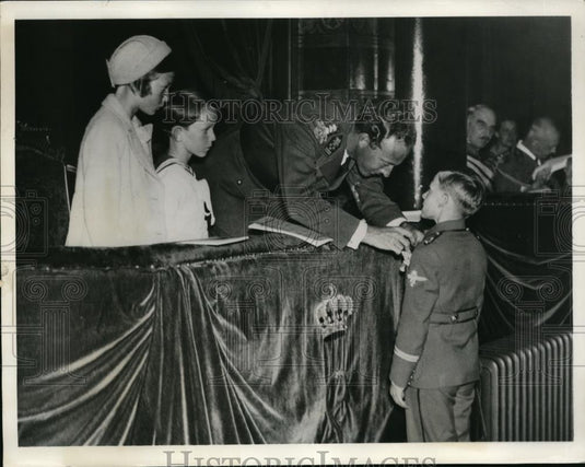 1937 Press Photo King Leopold III Awarding Jean Mistiaen for heroism, Belgium - Historic Images