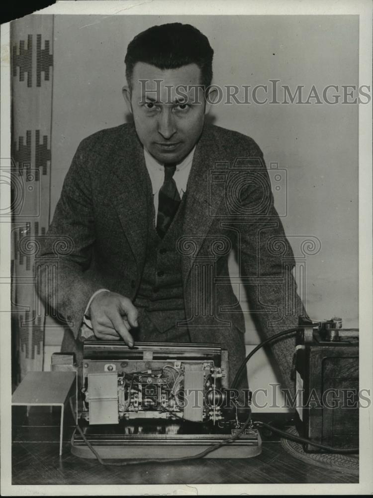 1931 Press Photo F.F. Hutchison points to a machine - nef51649 - Historic Images