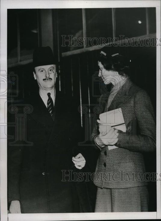 1938 Press Photo Charles M. Palairet & Wife at Victoria Station, London, England - Historic Images