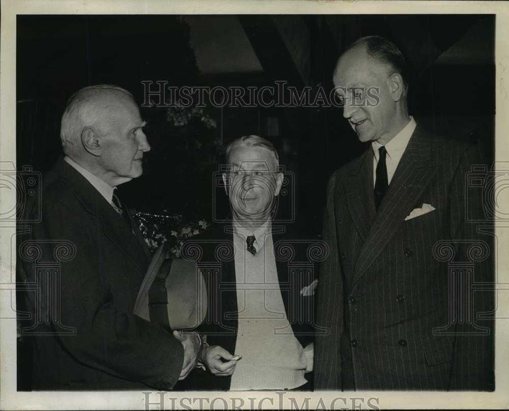 1944 Press Photo Walter Damrosch, Arthur Train, Sumner Wells converse at event - Historic Images