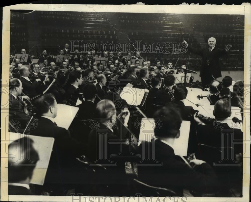 1932 Press Photo Walter Damrosch and 175 unemployed musicians - nef58177 - Historic Images