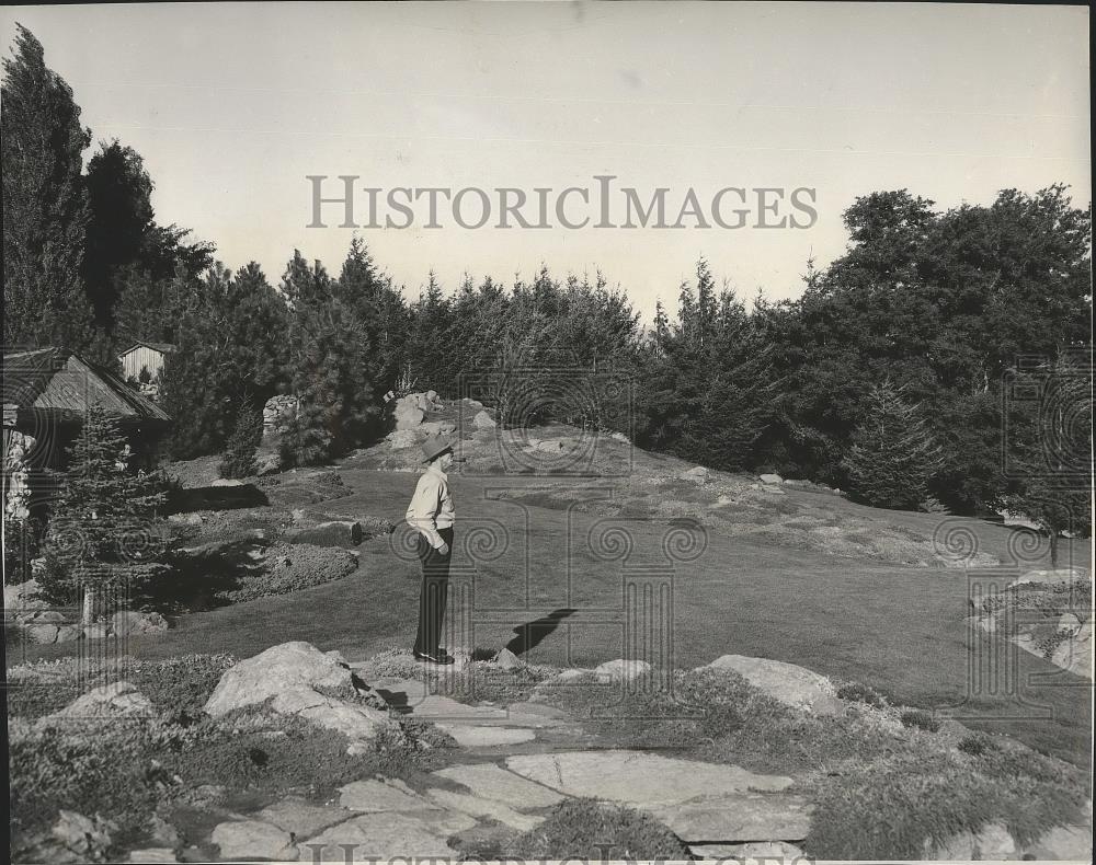 1957 Press Photo Herman Ohme builder of Ohme's gardens on high hill of Wenatchee - Historic Images
