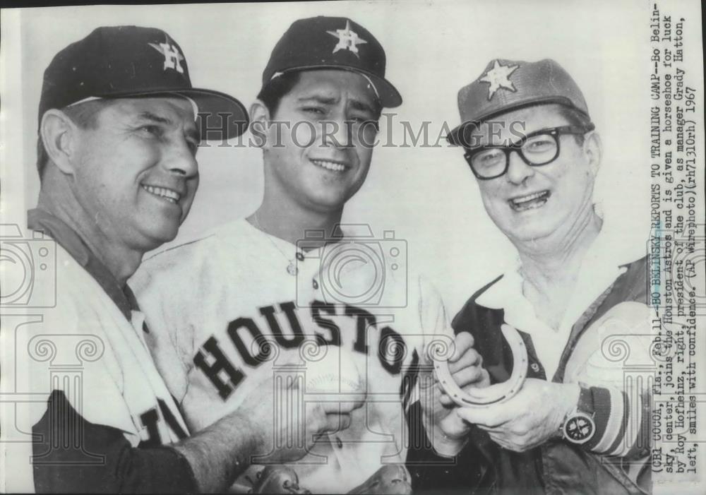 1967 Press Photo Bo Belinsky welcomed by Roy HofHeinz &amp; Grady Hatton of Astros - Historic Images