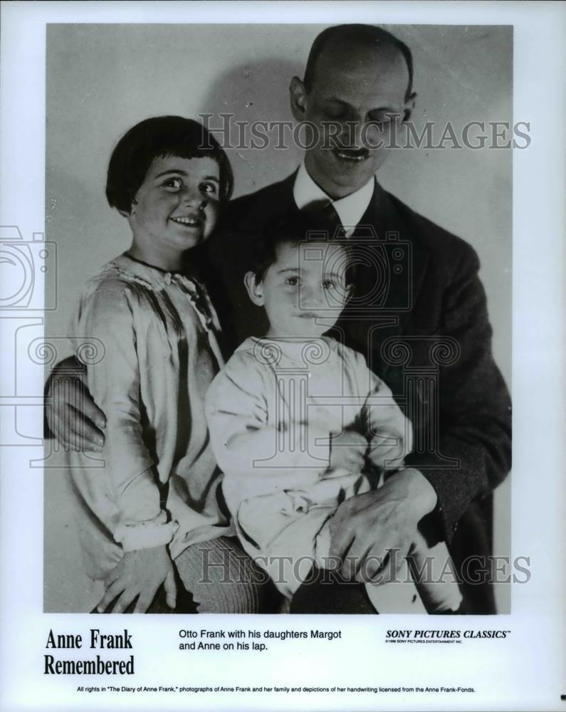 Press Photo Otto Frank with his daughters Margot and Anne on his lap - Historic Images