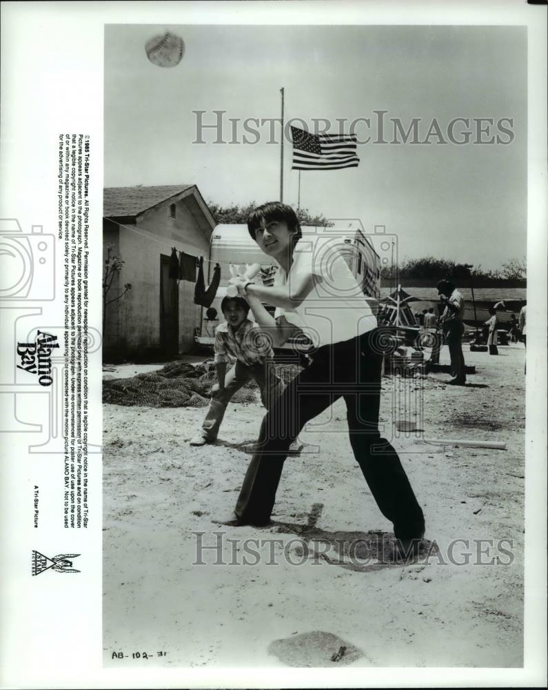 1987 Press Photo Ho Nguyen teaches Vietnamese refugees baseball in Alamo Bay - Historic Images