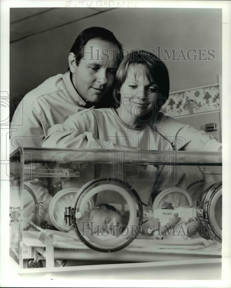 1993 Press Photo Michael Moriarty &amp; Pamela Reed stars in Born Too Soon - Historic Images