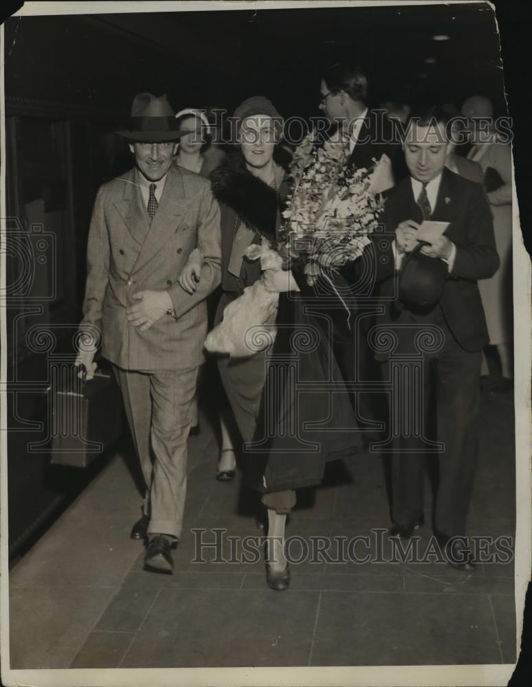 Undated Press Photo Major and Mrs.Granville Fortescue leaving Grand Central - Historic Images
