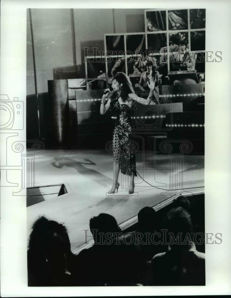 1987 Press Photo Mendy Lee sings in front of the audience - cvp60525 - Historic Images
