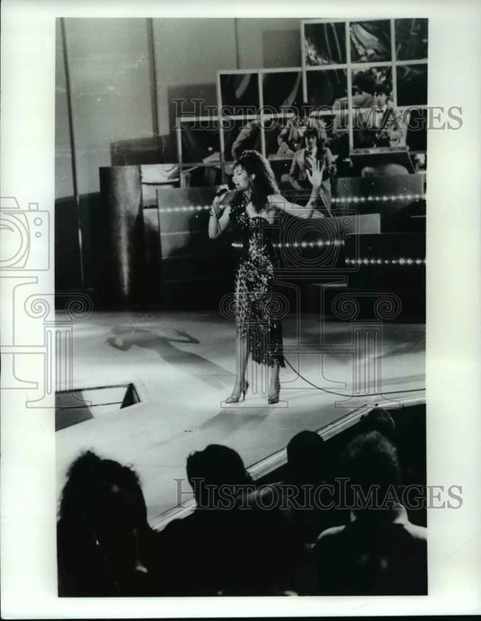 1987 Press Photo Mendy Lee sings in front of the audience - cvp60525 - Historic Images