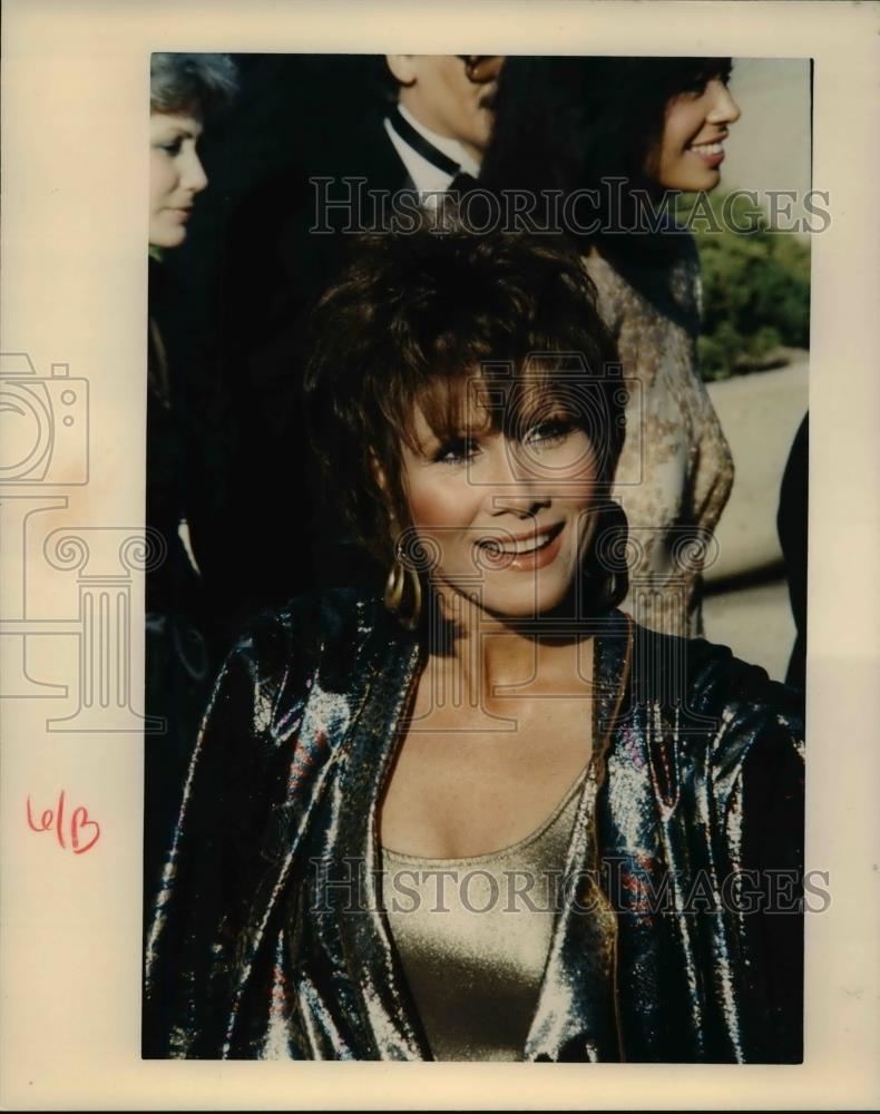 1990 Press Photo Actress Michele Lee arrives for the Emmy Awards in Los Angeles - Historic Images