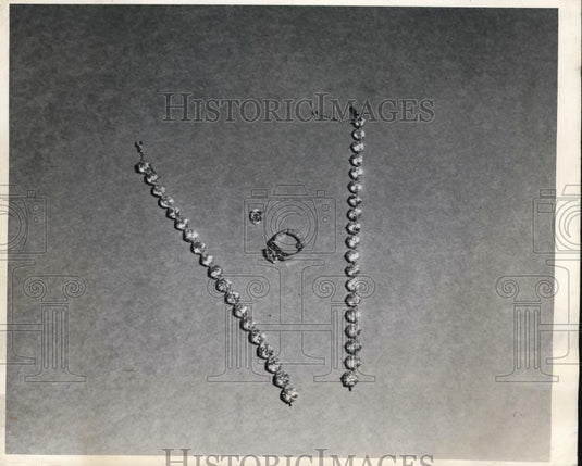 1943 Press Photo FBI Arrest Isadore Samuel Gettelman For Theft of Necklace - Historic Images