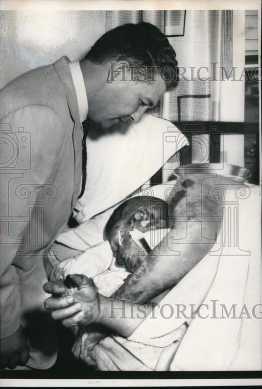 1958 Press Photo Jerome Barry questions fire victim Frank Kierdorf at hospital - Historic Images
