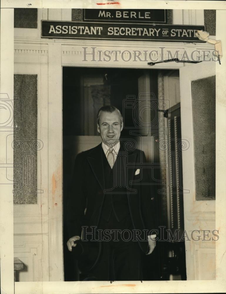 1940 Press Photo Danish Minister Henrik de Kauffmann at Adolf Burle Jr Office - Historic Images